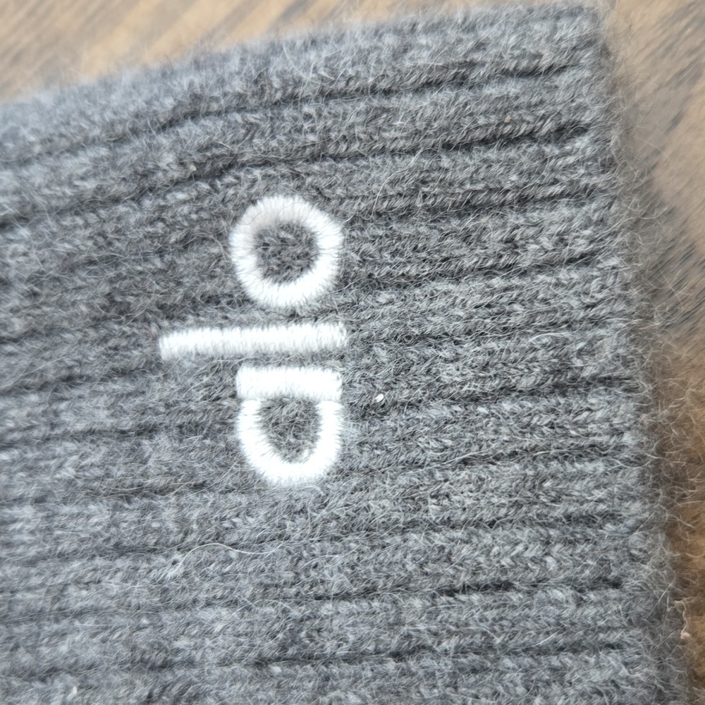 Alo Yoga Cashmere Ribbed Staycation Short NWOT in cozy grey heather sz SMALL - Picture 3 of 4
